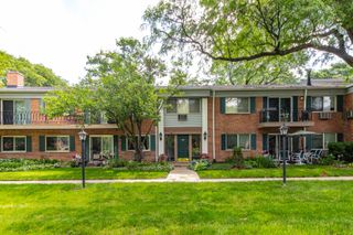 711 E Falcon Drive 201, Arlington Heights, IL 60005