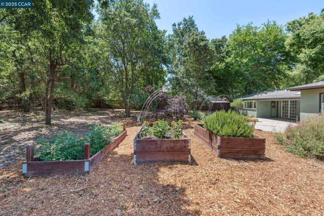41 Heather Ln, Walnut Creek, CA 94597