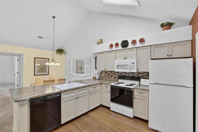 1122 GOLFVIEW WOODS DRIVE 1122, Sun City Center, FL 33573