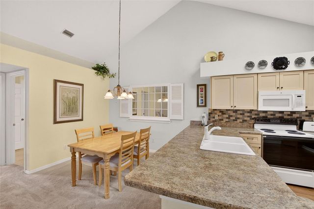 1122 GOLFVIEW WOODS DRIVE 1122, Sun City Center, FL 33573