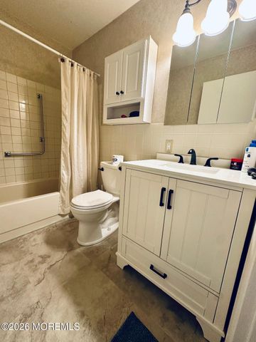 58 Chelsea Drive 70, Manchester, NJ 08759