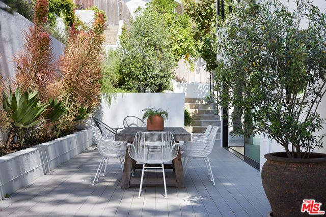 9843 Yoakum Drive, Beverly Hills, CA 90210