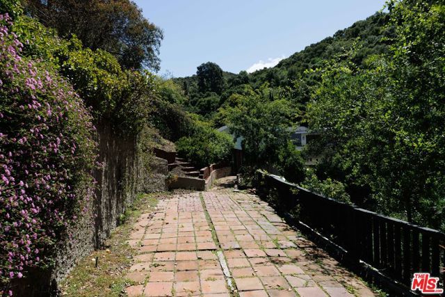 9843 Yoakum Drive, Beverly Hills, CA 90210