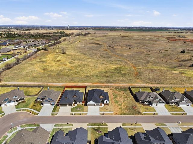 9308 Taggert Lane, Yukon, OK 73099