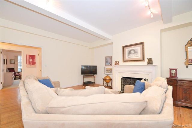 160 MIDDLE NECK RD 2-G, Great Neck, NY 11021