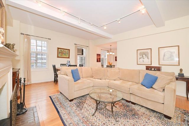 160 MIDDLE NECK RD 2-G, Great Neck, NY 11021