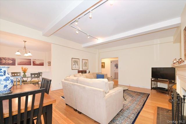 160 MIDDLE NECK RD 2-G, Great Neck, NY 11021