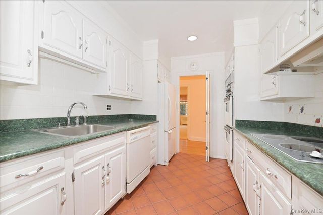 160 MIDDLE NECK RD 2-G, Great Neck, NY 11021