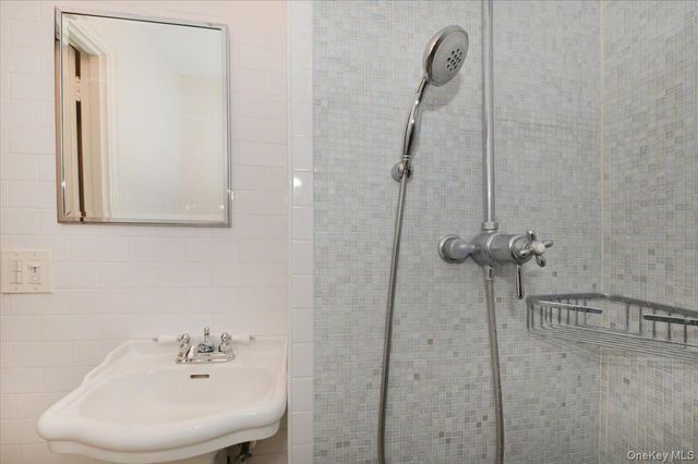 160 MIDDLE NECK RD 2-G, Great Neck, NY 11021