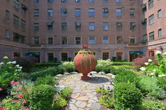 160 MIDDLE NECK RD 2-G, Great Neck, NY 11021