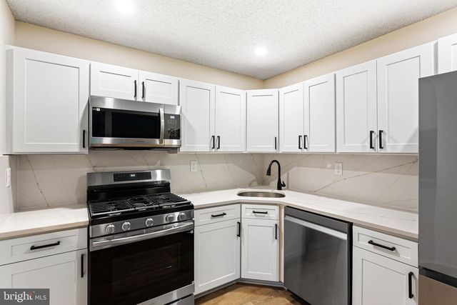 77 CHEVERNY CT, Hamilton, NJ 08619