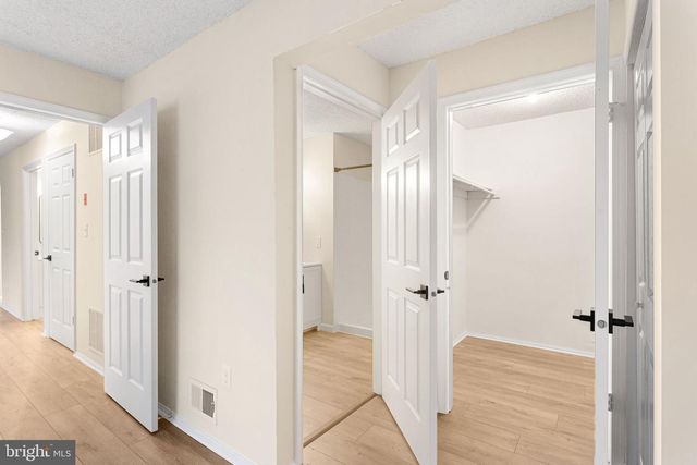 77 CHEVERNY CT, Hamilton, NJ 08619