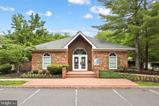 77 CHEVERNY CT, Hamilton, NJ 08619