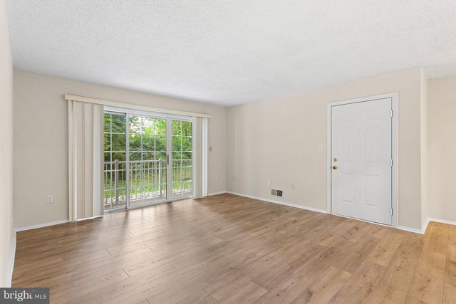 77 CHEVERNY CT, Hamilton, NJ 08619