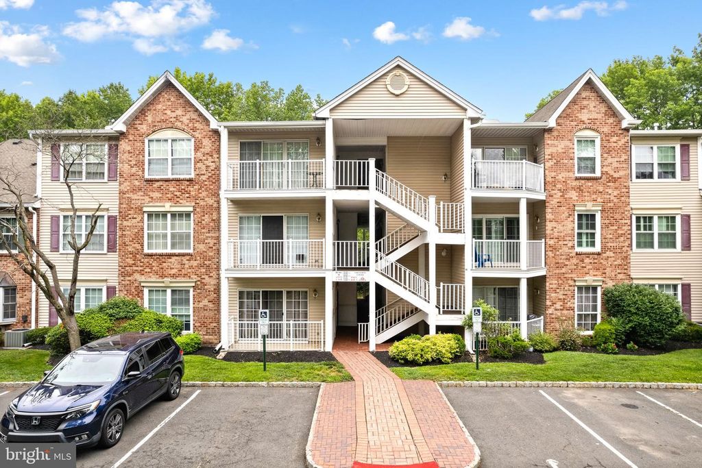 77 CHEVERNY CT, Hamilton, NJ 08619