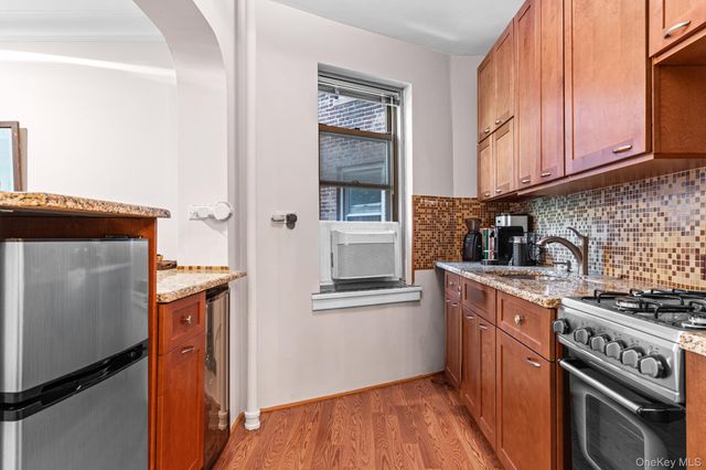 4445 Post Road 3H, Bronx, NY 10471