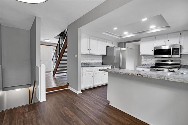 940 French Drive, Mundelein, IL 60060