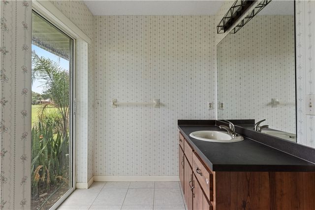 8 Forest Park Drive, Vero Beach, FL 32962
