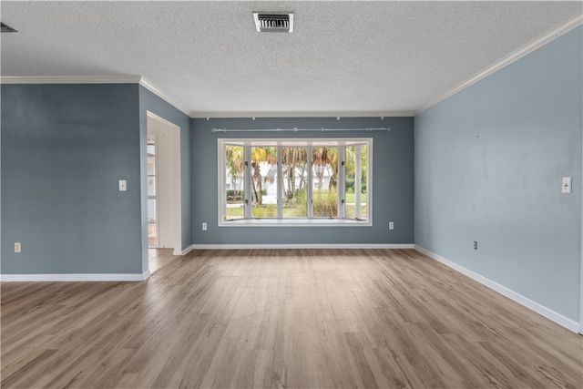 8 Forest Park Drive, Vero Beach, FL 32962