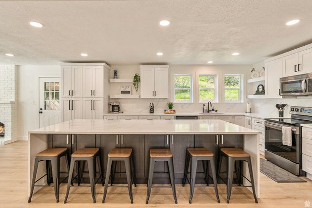 198 OAKWOOD DR, Layton, UT 84040