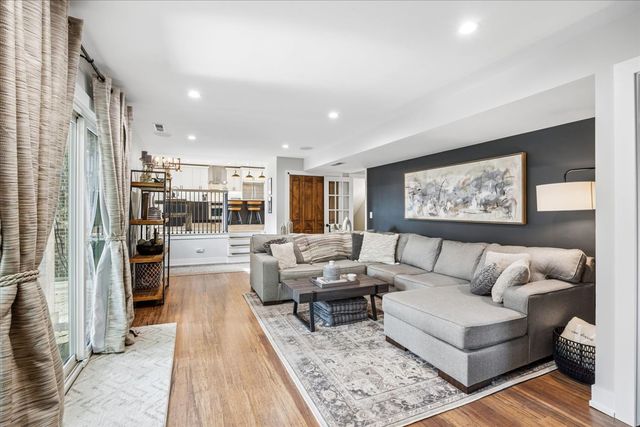 534 Summit Drive, Schaumburg, IL 60193