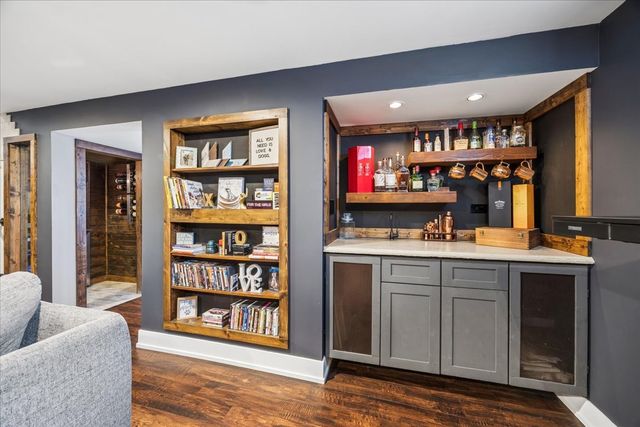 534 Summit Drive, Schaumburg, IL 60193