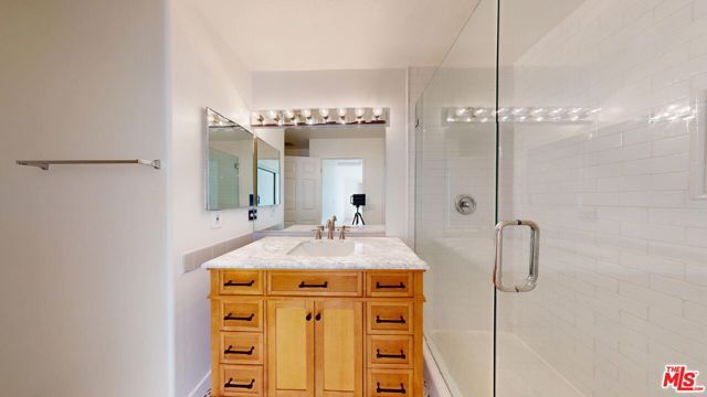 18347 Saticoy Street 31, Los Angeles, CA 91335