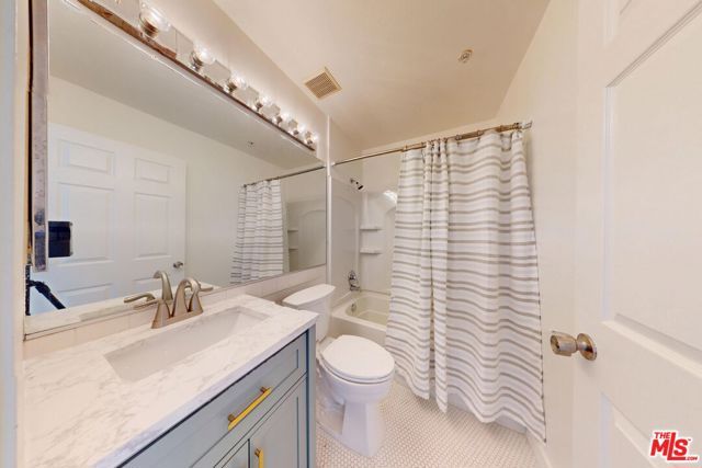 18347 Saticoy Street 31, Los Angeles, CA 91335
