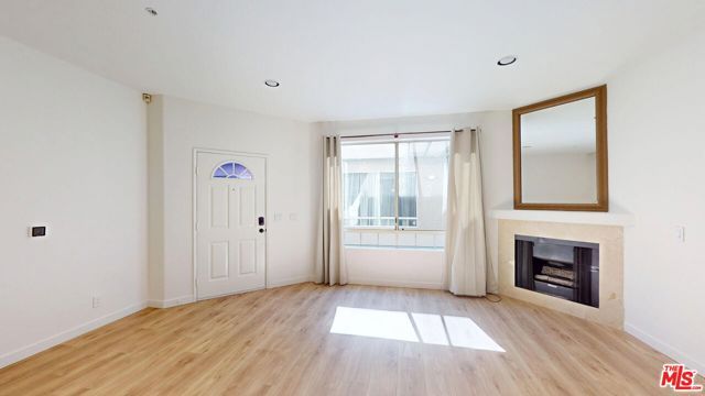 18347 Saticoy Street 31, Los Angeles, CA 91335