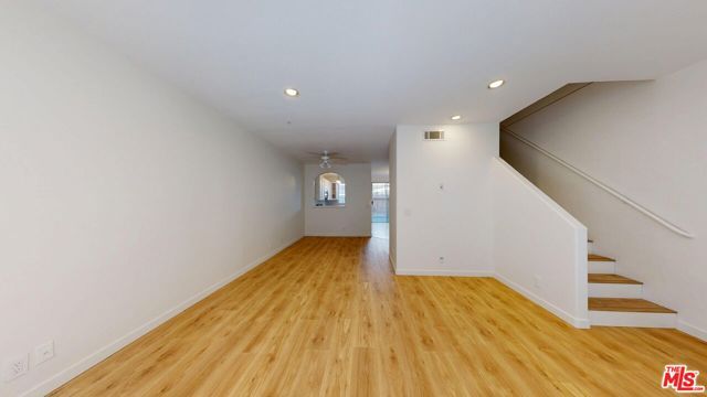 18347 Saticoy Street 31, Los Angeles, CA 91335
