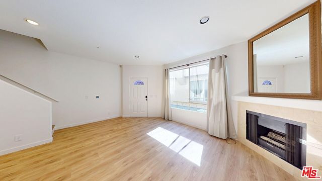 18347 Saticoy Street 31, Los Angeles, CA 91335