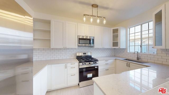 18347 Saticoy Street 31, Los Angeles, CA 91335