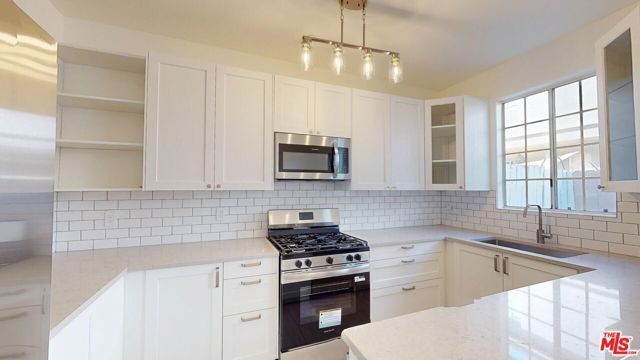 18347 Saticoy Street 31, Los Angeles, CA 91335