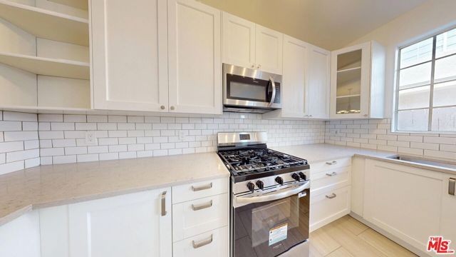 18347 Saticoy Street 31, Los Angeles, CA 91335