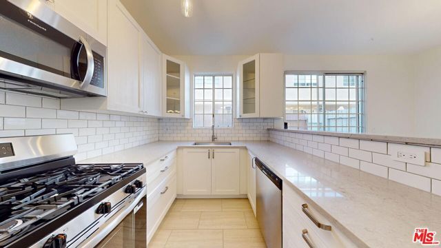 18347 Saticoy Street 31, Los Angeles, CA 91335