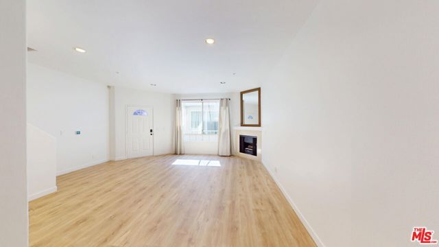 18347 Saticoy Street 31, Los Angeles, CA 91335