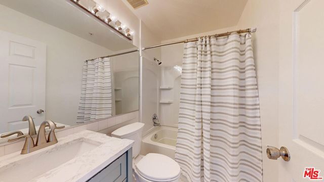 18347 Saticoy Street 31, Los Angeles, CA 91335