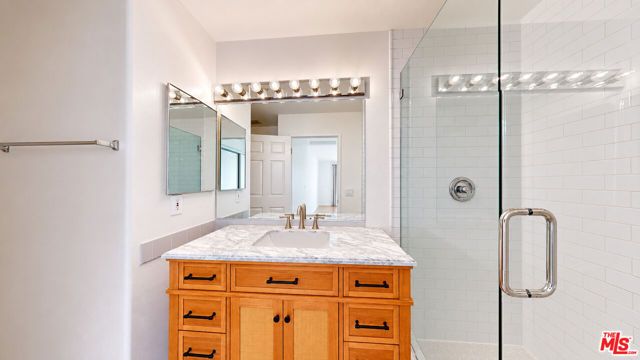 18347 Saticoy Street 31, Los Angeles, CA 91335