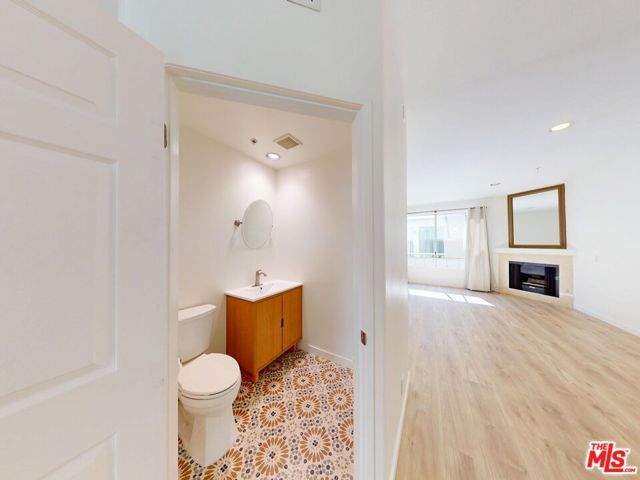 18347 Saticoy Street 31, Los Angeles, CA 91335