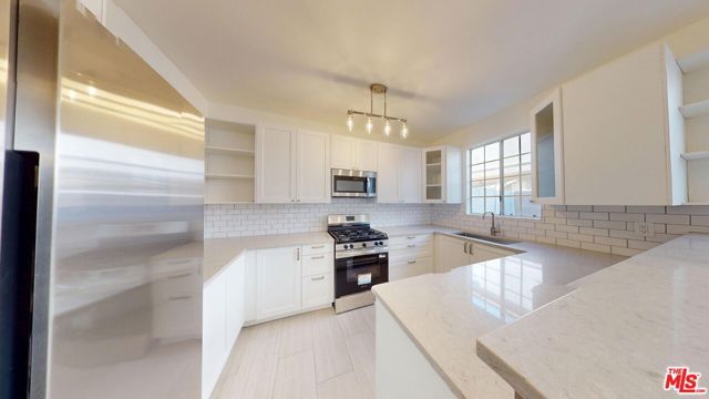 18347 Saticoy Street 31, Los Angeles, CA 91335