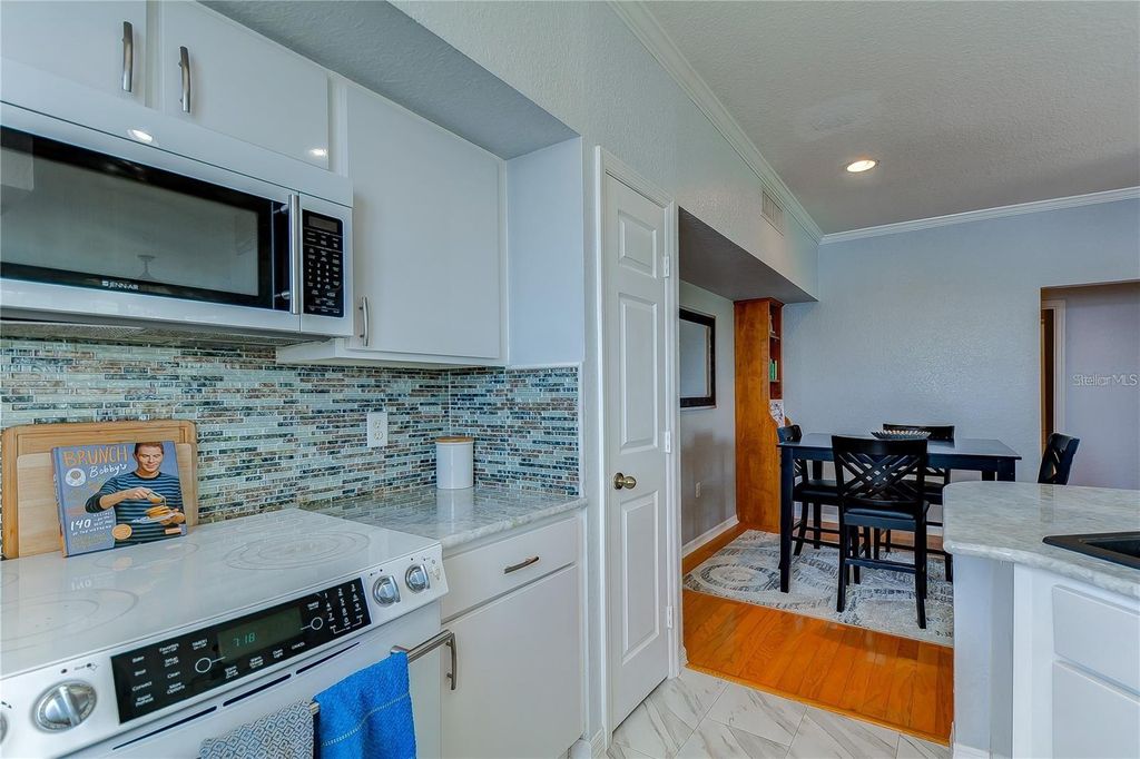 Image 21 of property listing at 9034 LAKE CHASE ISLAND WAY 9034, Tampa, FL 33626