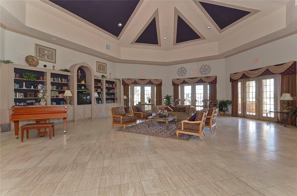 Image 37 of property listing at 9034 LAKE CHASE ISLAND WAY 9034, Tampa, FL 33626