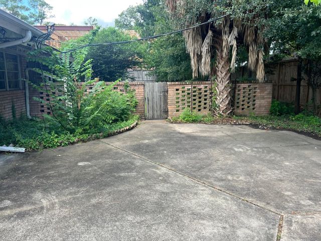 9302 Memorial Drive, Houston, TX 77024