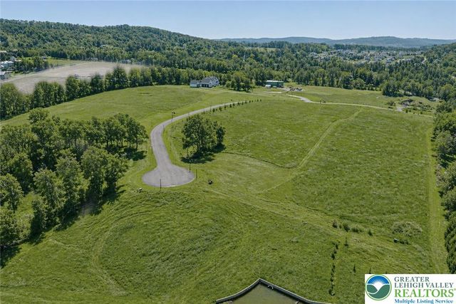 6445 Springhouse Path, Upper Saucon Twp, PA 18015