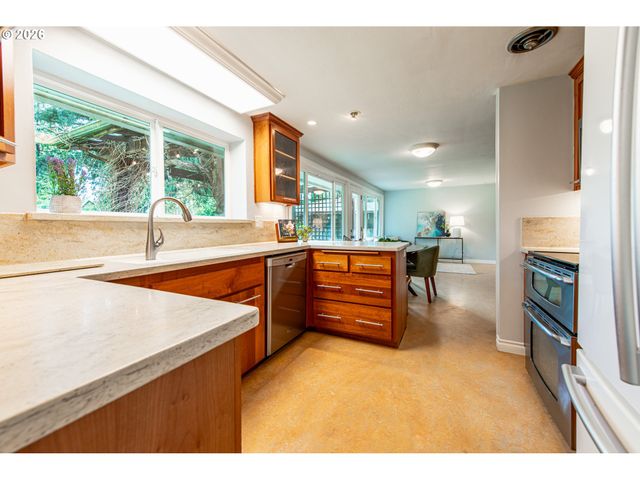 996 SHERWOOD Pl, Eugene, OR 97401