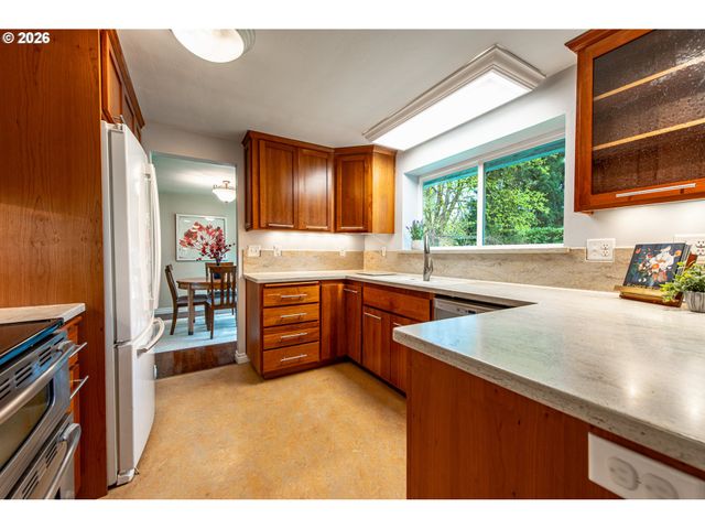 996 SHERWOOD Pl, Eugene, OR 97401