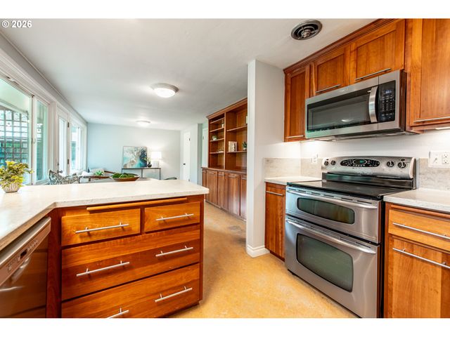 996 SHERWOOD Pl, Eugene, OR 97401