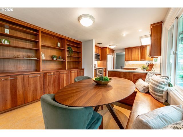 996 SHERWOOD Pl, Eugene, OR 97401