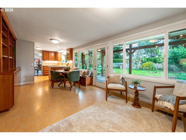 996 SHERWOOD Pl, Eugene, OR 97401