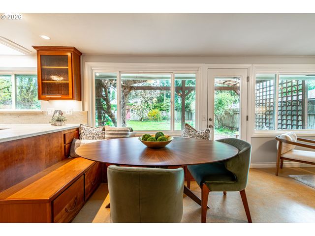 996 SHERWOOD Pl, Eugene, OR 97401